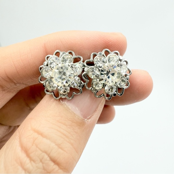Vintage Silver Tone Sparkling Crystal Rhinestones Cluster Screw-Back Earrings - Picture 1 of 6